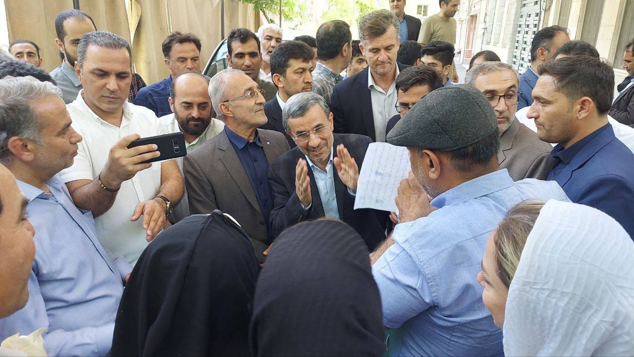 عکس/ احمدی‌نژاد رسما با این حرکت وارد رقابت انتخابات شد