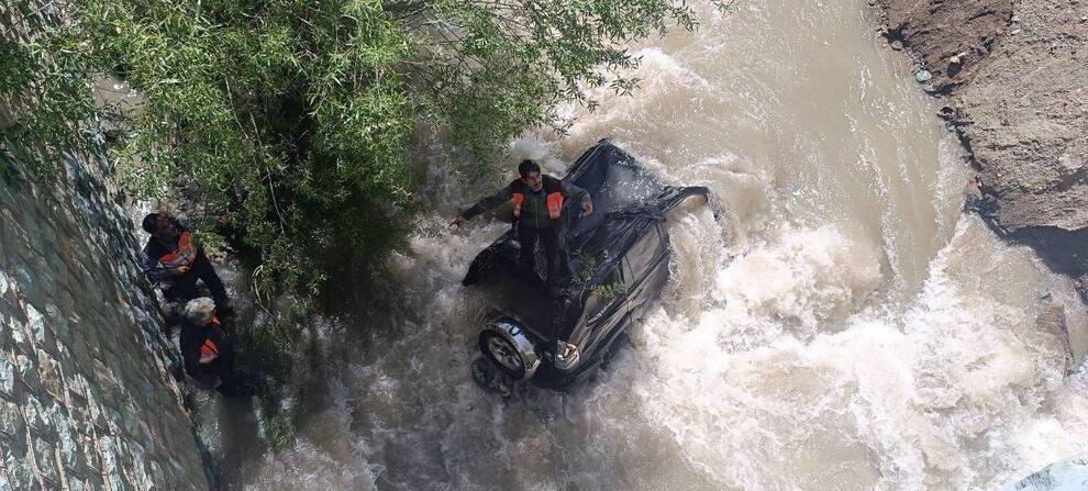 سقوط پرادو به رودخانه کرج + عکس
