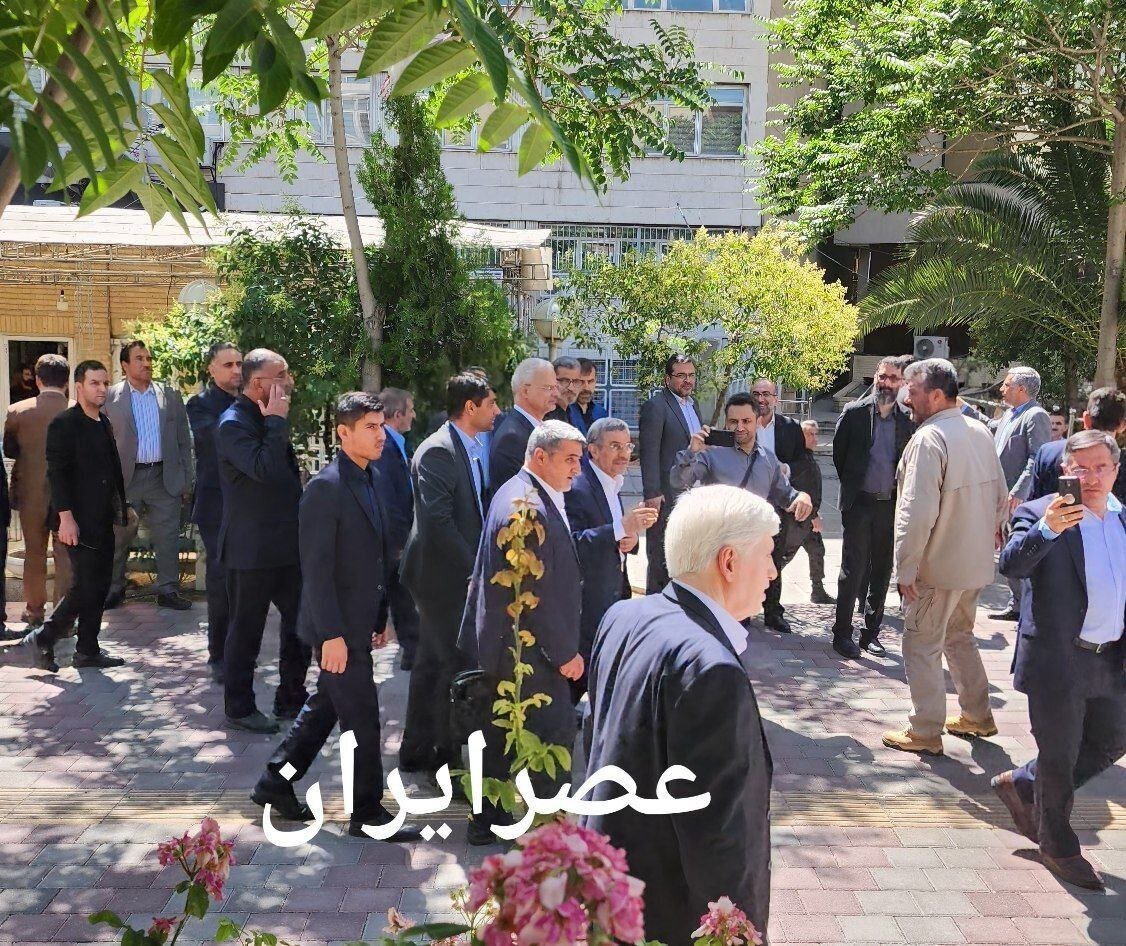 چه کسانی احمدی‌نژاد را در ستاد انتخابات همراهی کردند؟ +عکس
