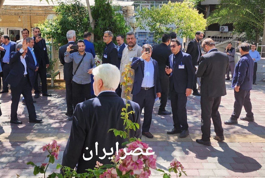 چه کسانی احمدی‌نژاد را در ستاد انتخابات همراهی کردند؟ +عکس