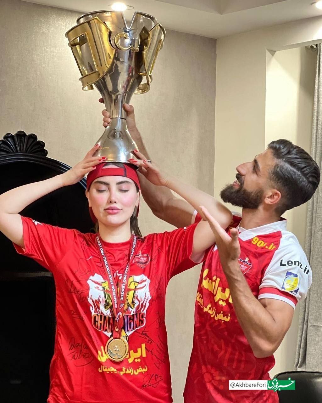 عکس های یادگاری فرشاد فرجی و همسرش با جام قهرمانی!