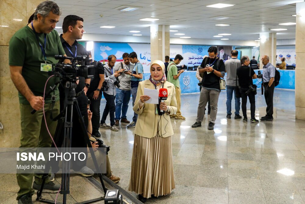 پوشش عجیب و باورنکردنی خبرنگار زن صداوسیما در وزارت کشور