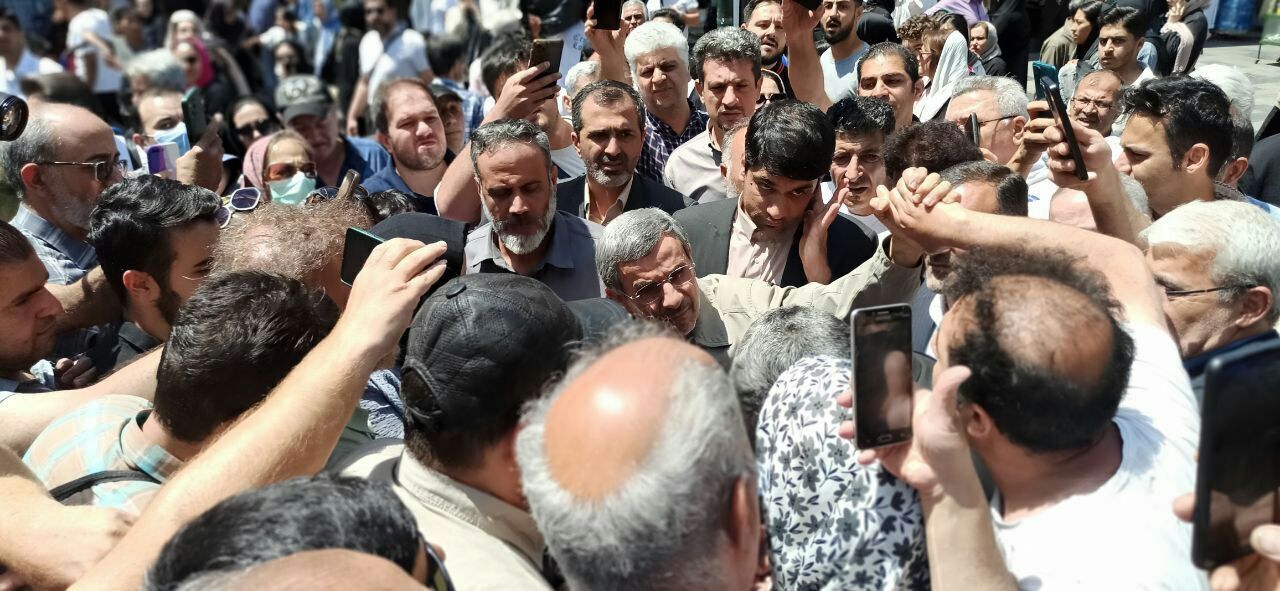 عکس/ تصویری عجیب از محمود احمدی‌نژاد در بازار تهران