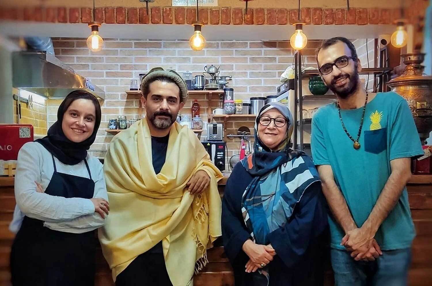عکس/ استایل افغانی بازیگر مشهور گاندو در یک کافه