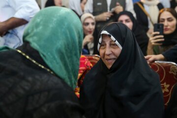 عکس/ دختر آیت‌الله هاشمی در همایش زنان حامی مسعود پزشکیان