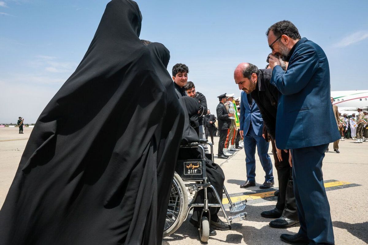 عکس/ استقبال مادر ابراهیم رئیسی از پیکر فرزندش در فرودگاه مشهد
