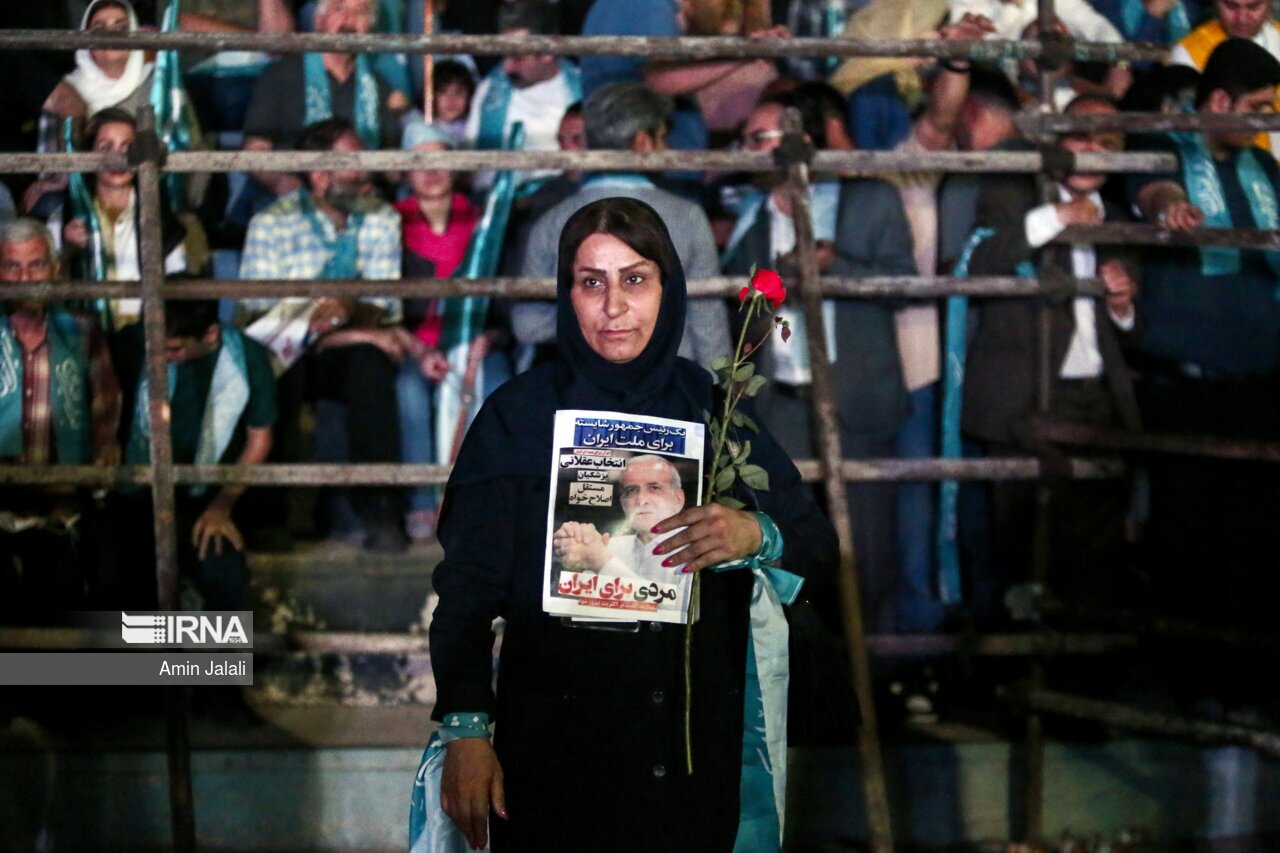 عکس/ غوغای حامیان پزشکیان در ورزشگاه حیدرنیا