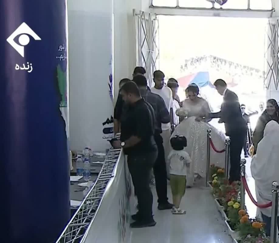 عکس/ حضور عروس و داماد در انتخابات بدون حجاب؛ صدا و سیما پخش کرد!