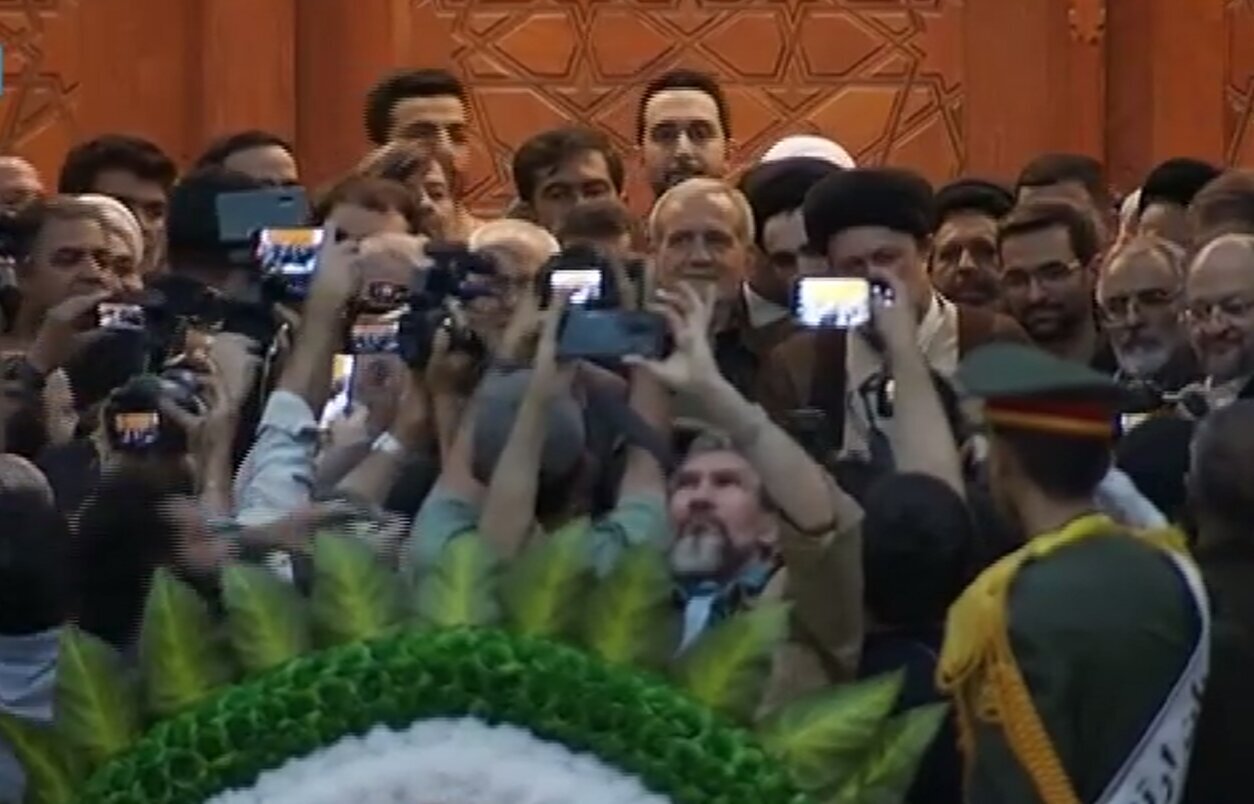 استقبال مردم از مسعود پزشکیان در حرم امام خمینی