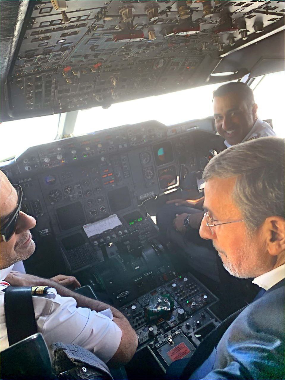 عکس متفاوت احمدی‌نژاد در کابین خلبان هواپیما