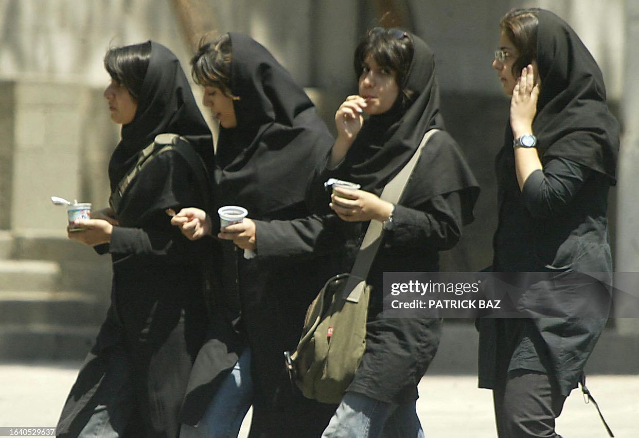 عکس/ تیپ دختران دانشگاه تهران در سال ۸۴