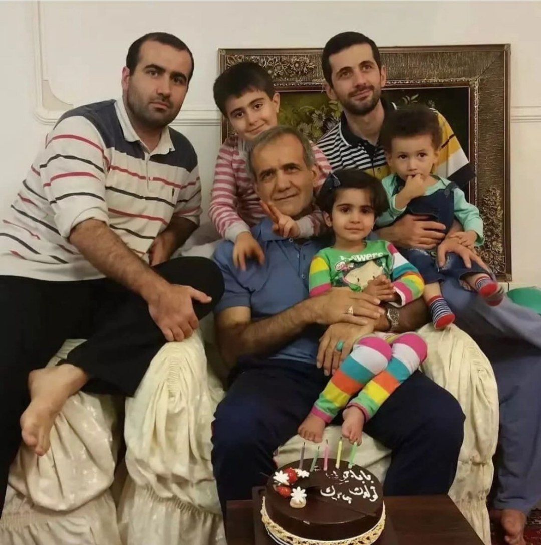 عکس/ جشن تولد ساده مسعود پزشکیان در کنار خانواده اش
