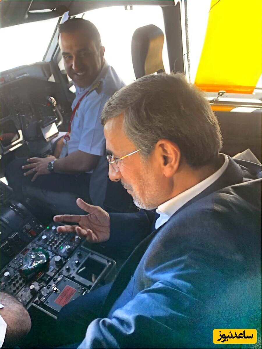 عکس/ گفت‌وگوی محمود احمدی‌نژاد با خلبانان در کابین هواپیما
