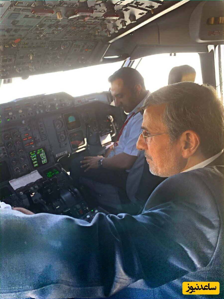 عکس/ گفت‌وگوی محمود احمدی‌نژاد با خلبانان در کابین هواپیما