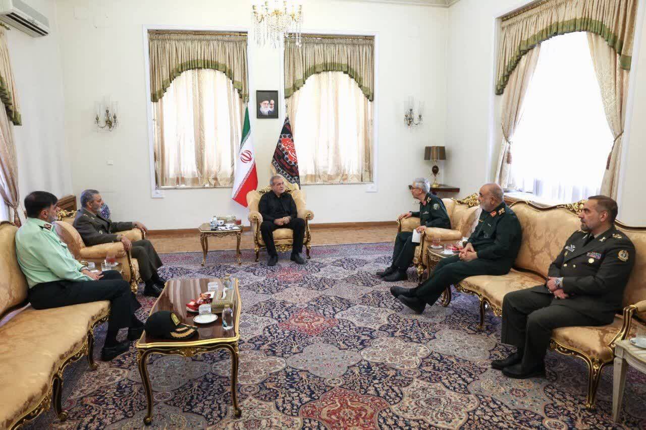 دیدار فرماندهان نظامی و انتظامی با رئیس‌جمهور منتخب + عکس