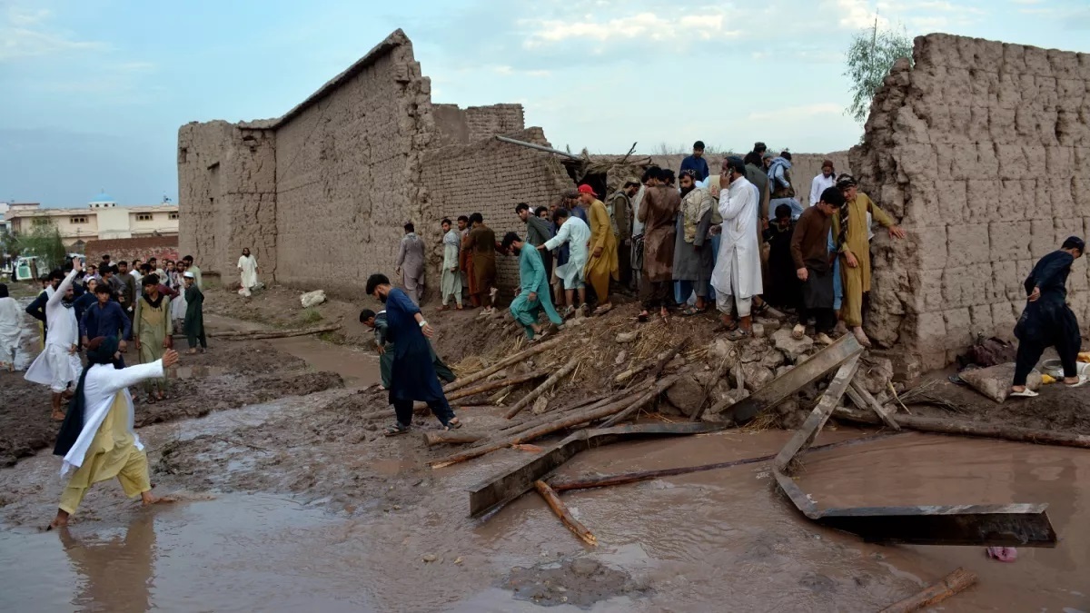 طوفان و باران سیل‌آسا در ننگرهار افغانستان جان ده‌ها نفر را گرفت + فیلم