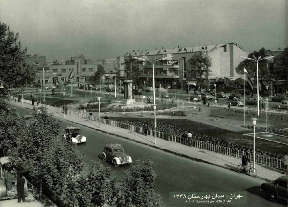 عکس/تردد خودرو‌های کلاسیک در میدان بهارستان ۶۵ سال قبل