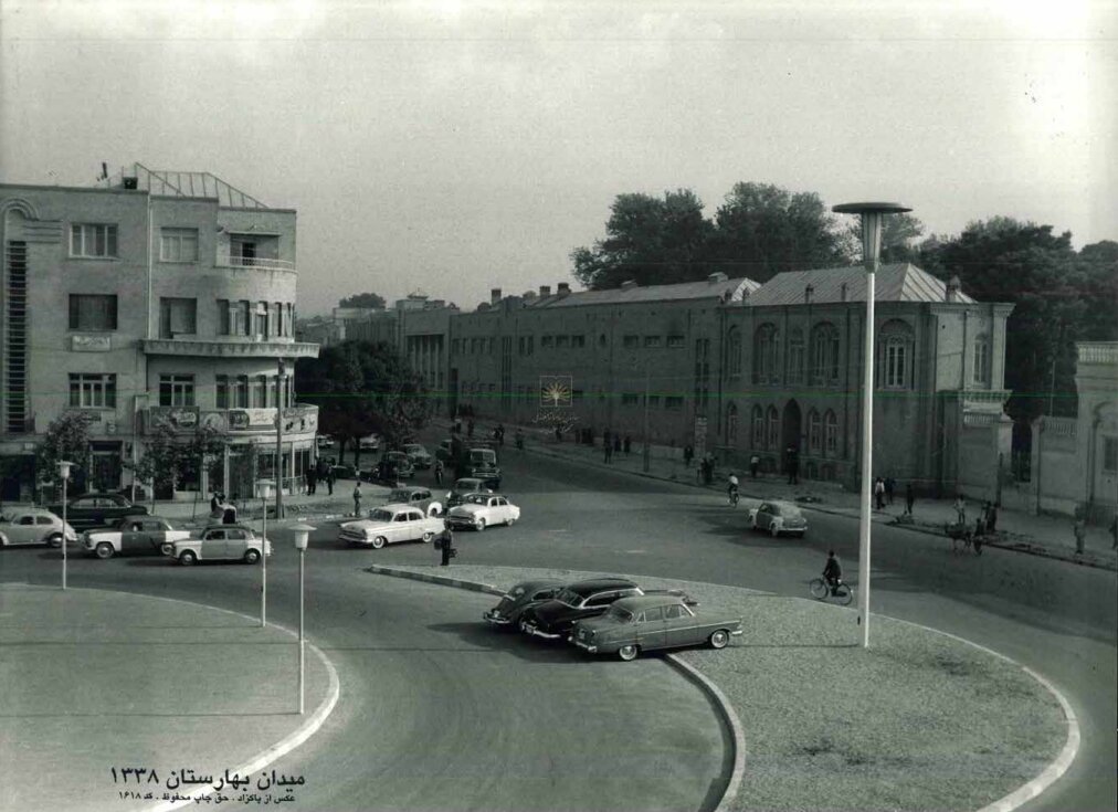 عکس/تردد خودرو‌های کلاسیک در میدان بهارستان ۶۵ سال قبل