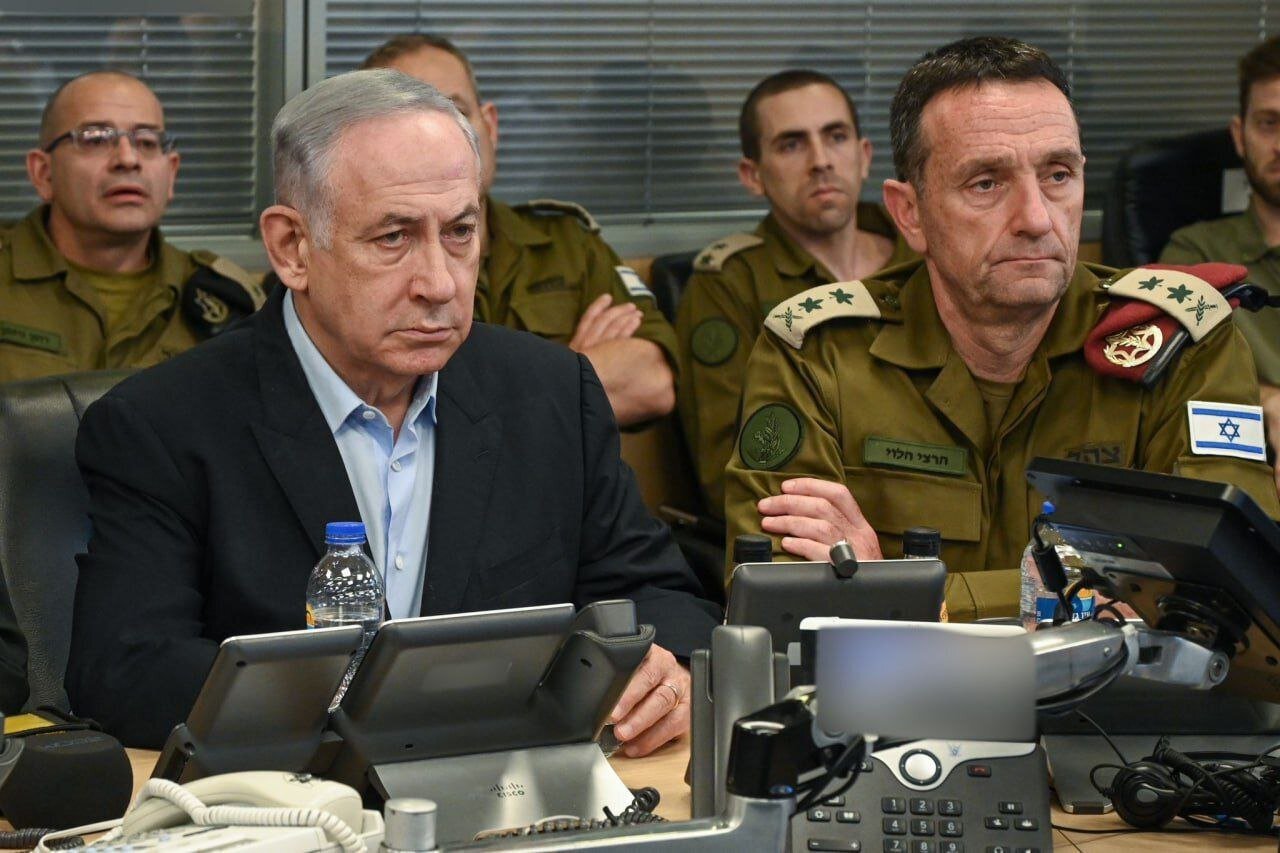 عکس/ تصویر حضور نتانیاهو در اتاق عملیات حمله به یمن