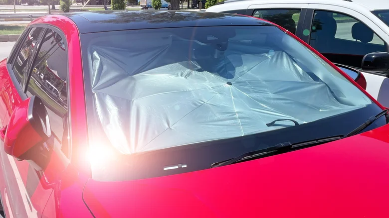 طرز صحیح استفاده از آفتاب‌گیر شیشه جلو ماشین