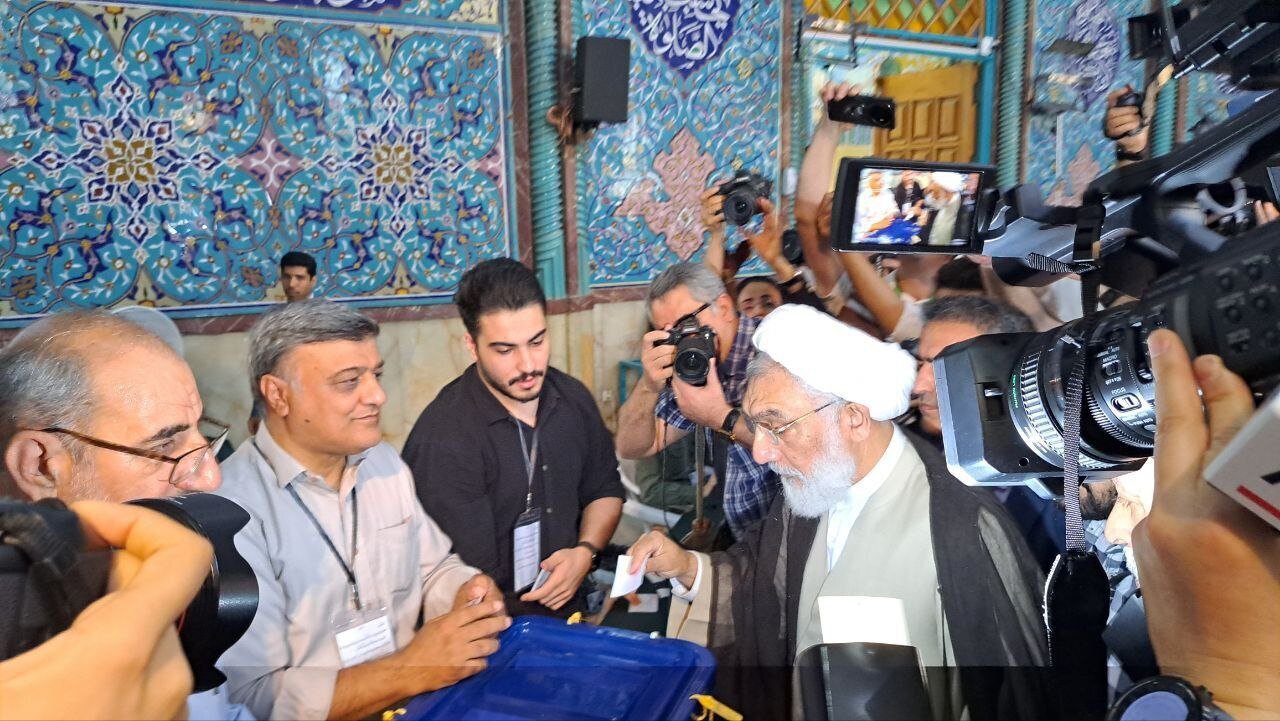 تصاویری جالب از لحظه رأی دادن قالیباف و پورمحمدی