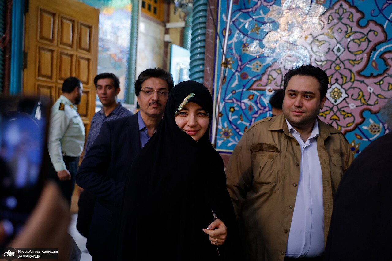 عکس/ دختر حسن روحانی و همسرش در حال رأی دادن