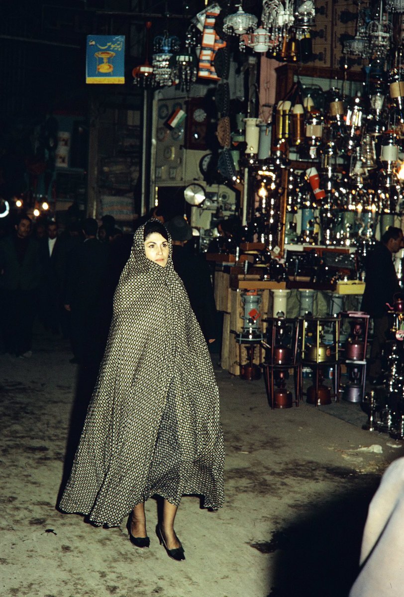 عکس/پوشش بانوان دهه چهل در بازار تهران