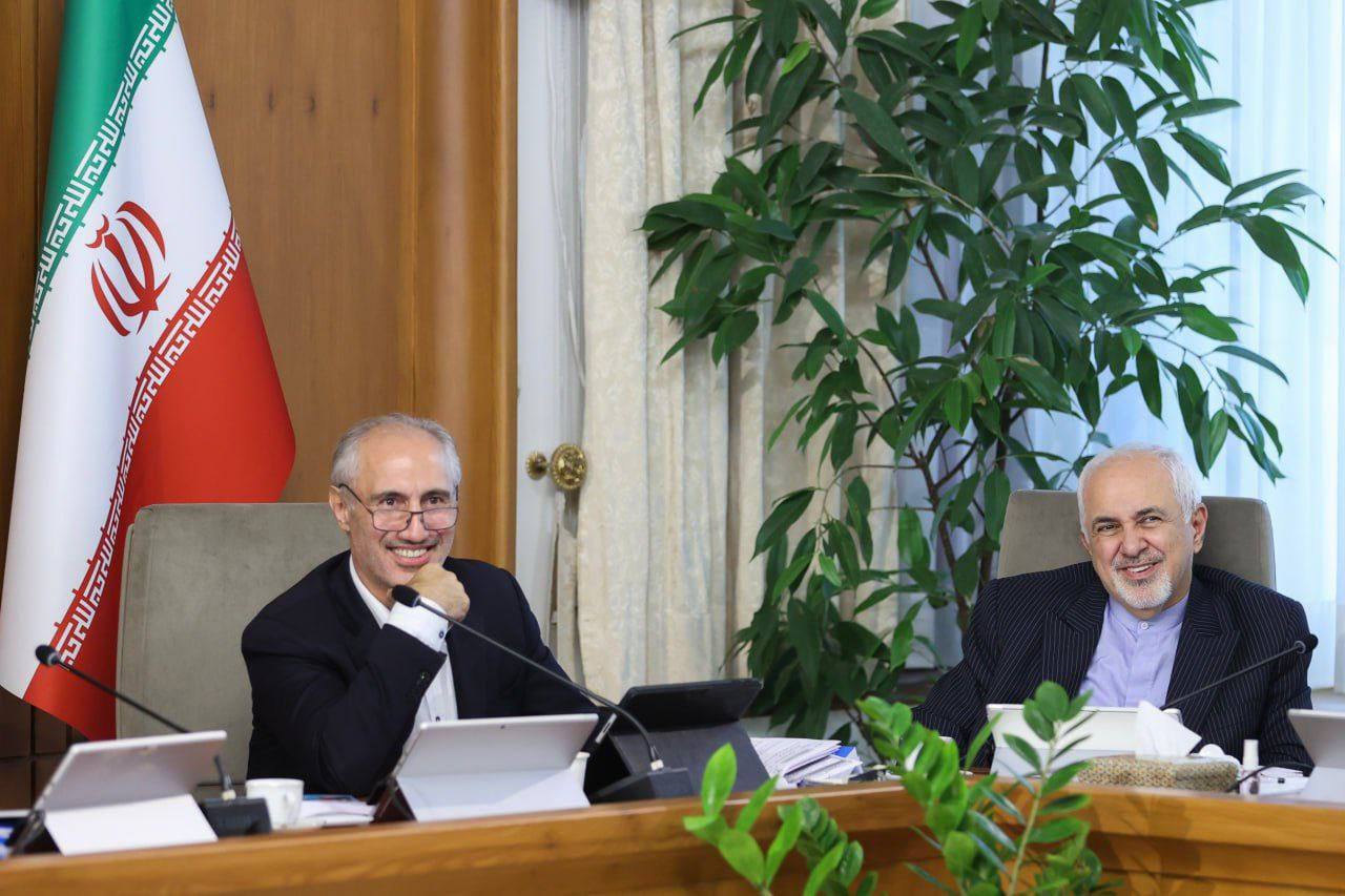 عکس/ نشستن ظریف، زاکانی و قاضی زاده هاشمی دور یک میز