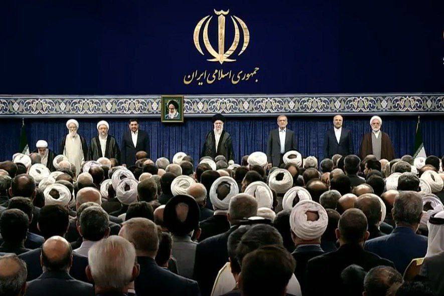 فیلم/ رهبر معظم انقلاب اسلامی در کنار سران قوا و مسئولان ارشد کشور