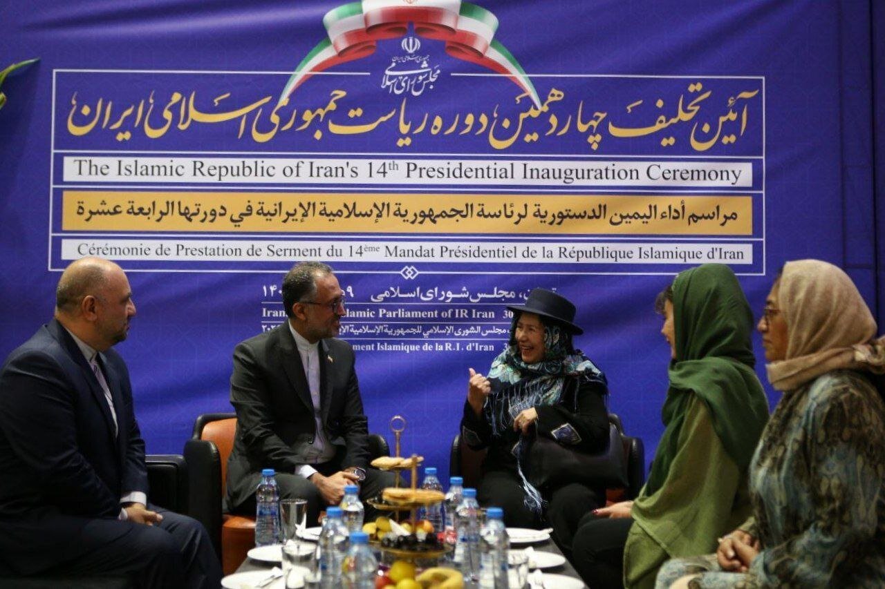 عکس/ حجاب متفاوت یک مقام خارجی در تهران