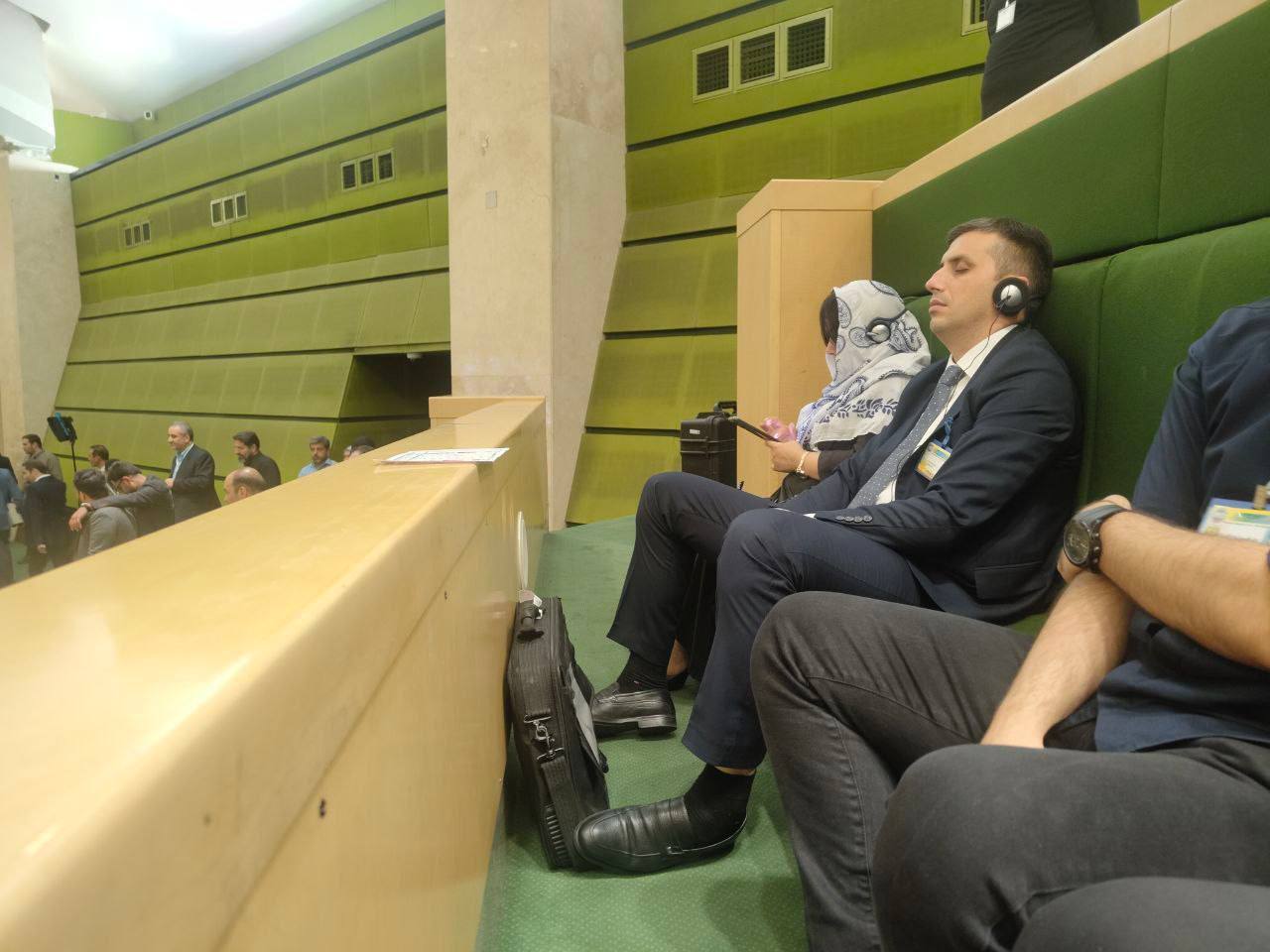 عکس/ خوابیدن خبرنگار خارجی در حین صحبت‌های قالیباف در مراسم تحلیف