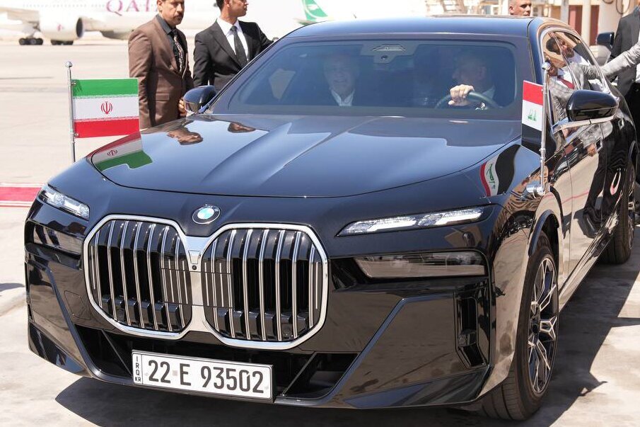 عکس/استقبال استاندار بصره از پزشکیان با خودرو BMW اش