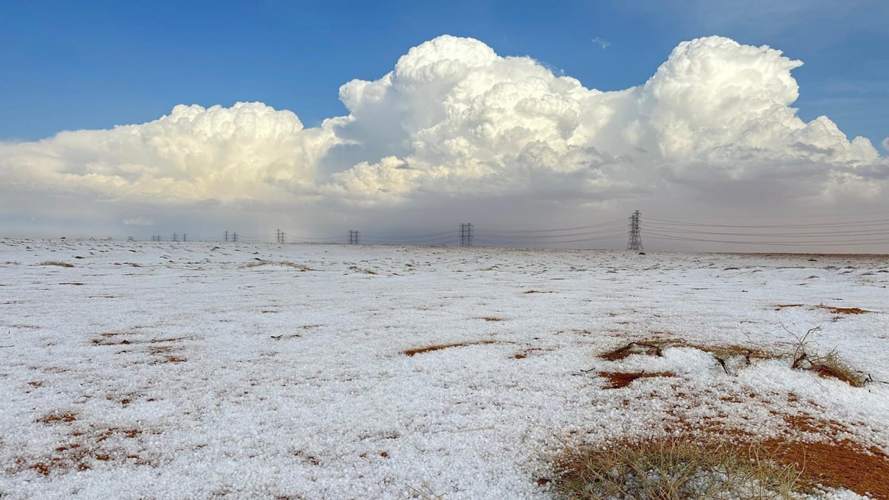 عکس/ بارش حیرت‌انگیز برف و تگرگ در عربستان