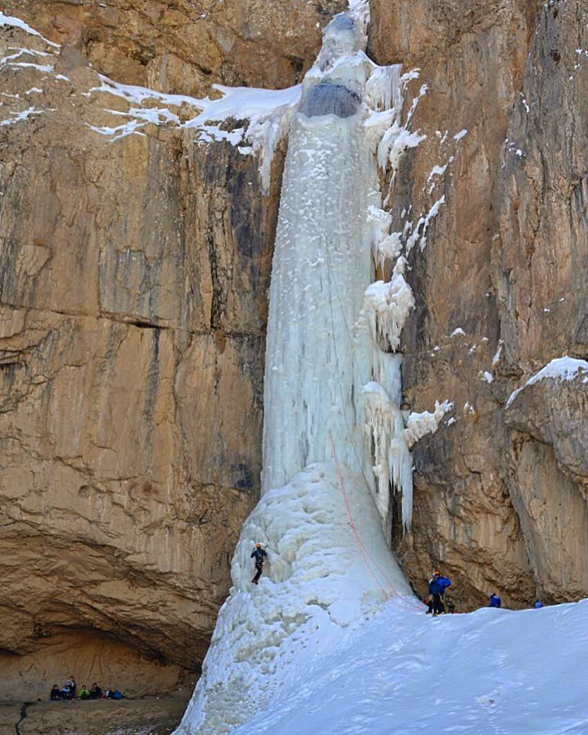 زیبایی زمستانی آبشار یخی خور در کرج