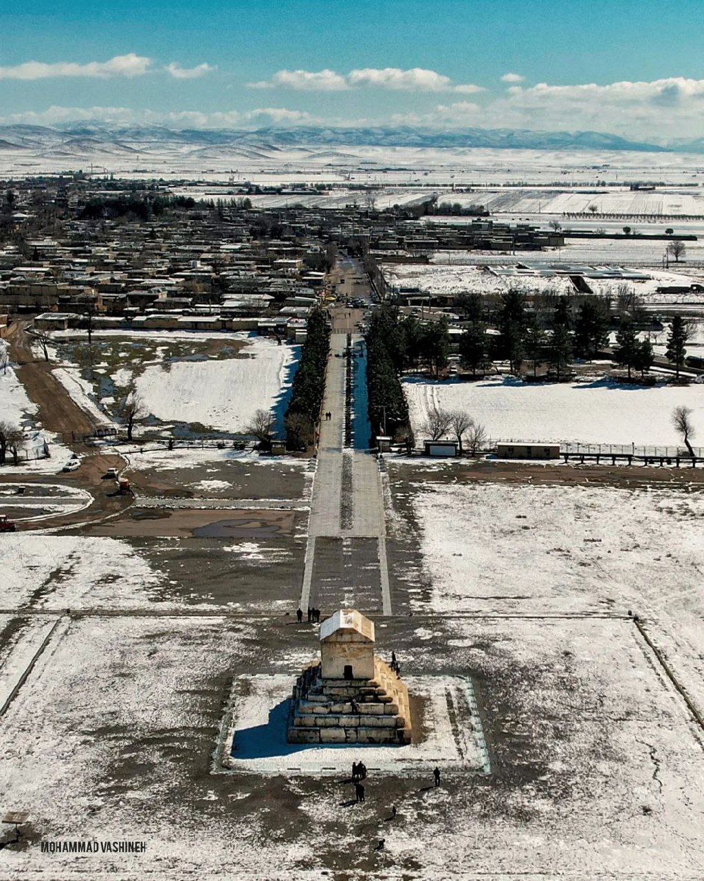 برف زمستانی در آرامگاه کوروش بزرگ در پاسارگاد