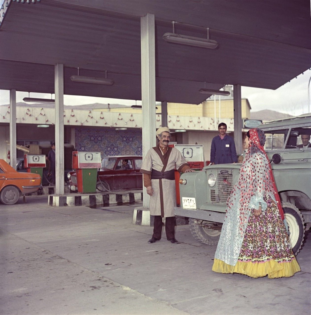 عکس قدیمی از پمپ‌بنزین در شیراز ۵۰ سال پیش