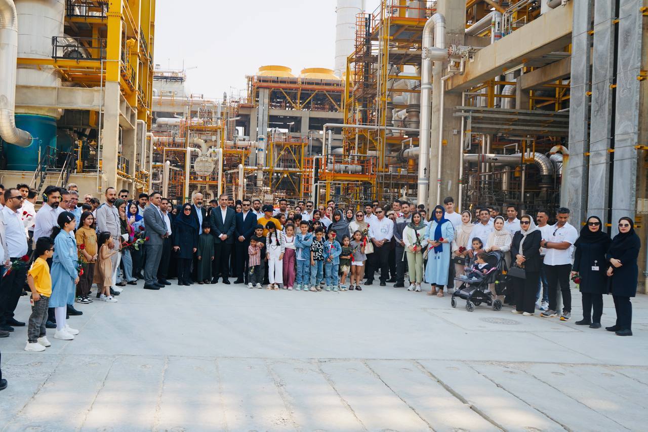 لحظات به یادماندنی تحویل سال خانوادههای آپادانا در محل مجتمع لحظات به یادماندنی تحویل سال خانوادههای آپادانا در محل مجتمع