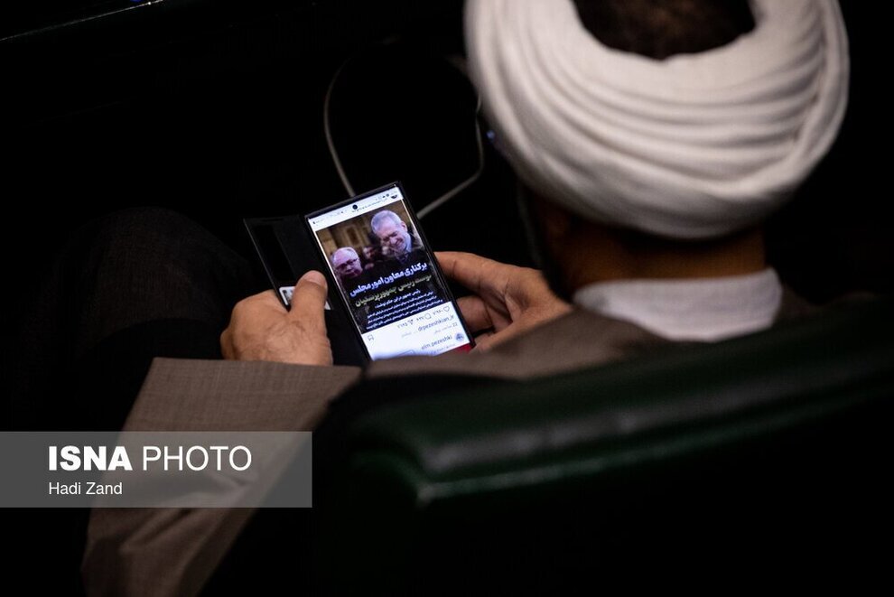 عکس/ اینستاگرام گردی آقای نماینده مجلس؛ تست قند خون در صحن علنی مجلس!