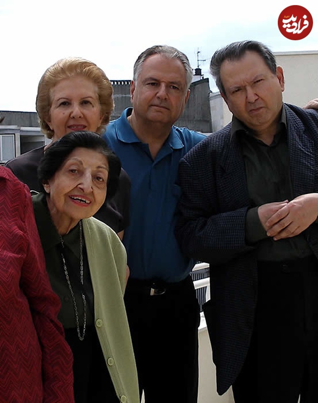 دختر احمدشاه قاجار در سن ۹۳ سالگی در کنار نوه‌های احمدشاه