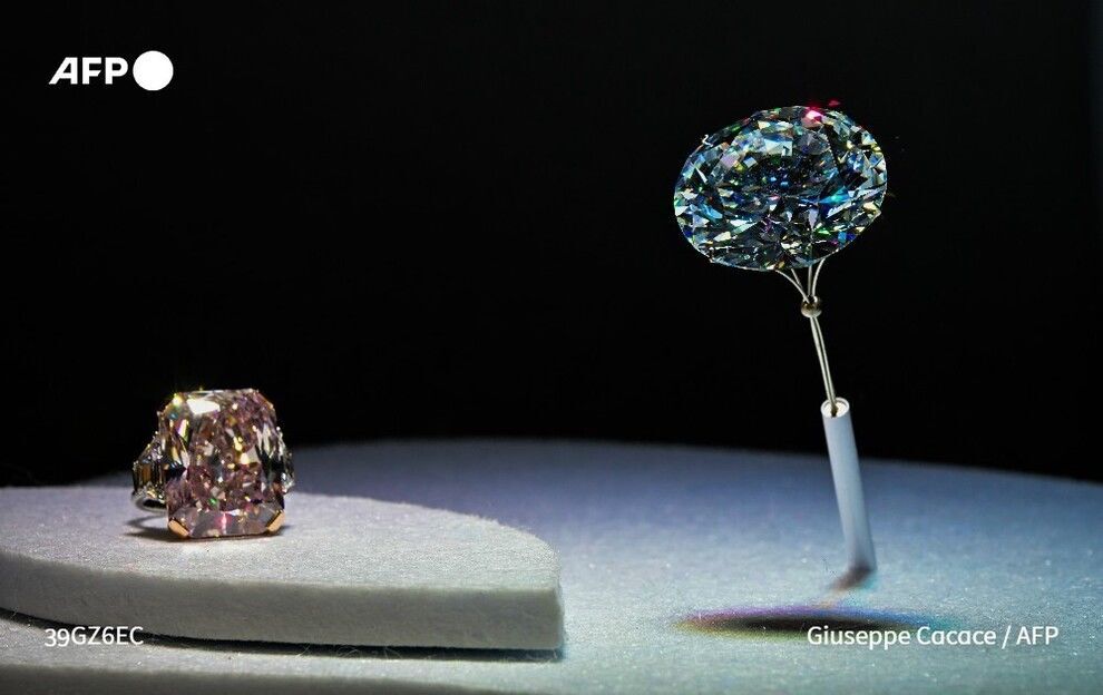 عکس/ نخستین نمایش یکی از کمیاب‌ترین الماس‌های آبی جهان