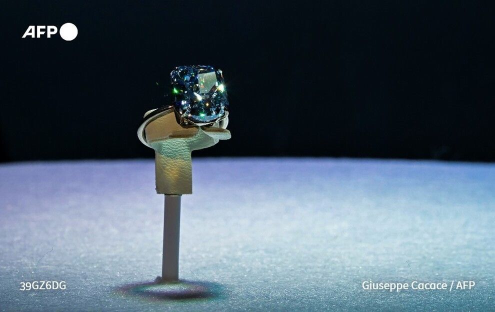 عکس/ نخستین نمایش یکی از کمیاب‌ترین الماس‌های آبی جهان