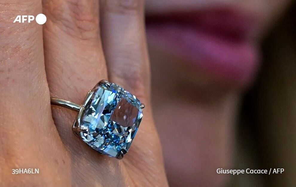 عکس/ نخستین نمایش یکی از کمیاب‌ترین الماس‌های آبی جهان
