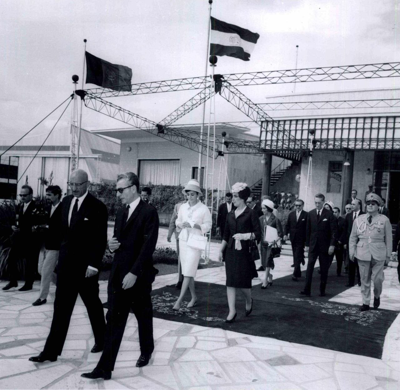 استقبال از پادشاه افغانستان و همسرش ۶۲ سال پیش در فرودگاه مهرآباد