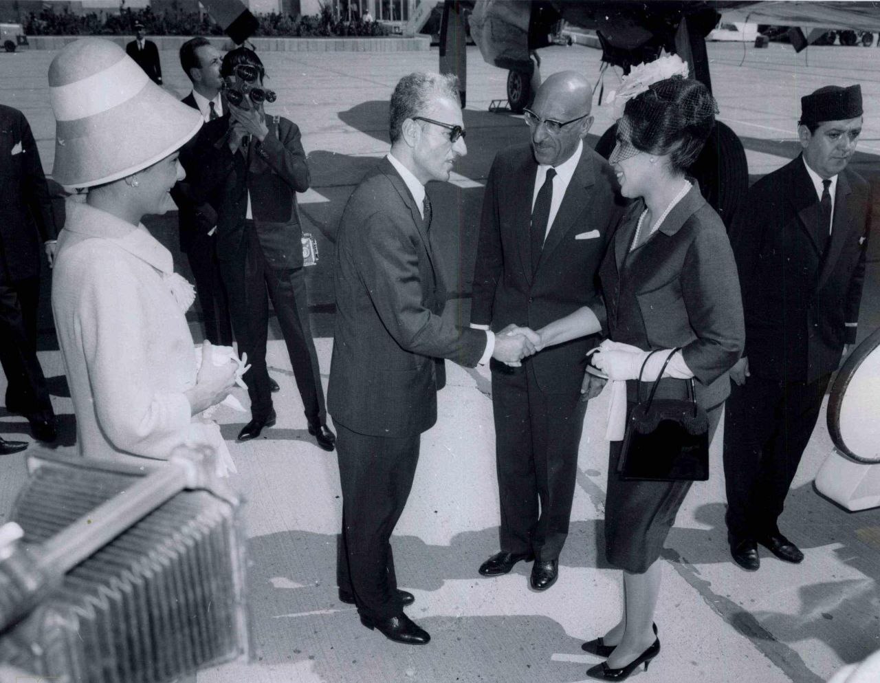 عکس/ استقبال از پادشاه افغانستان و همسرش ۶۲ سال پیش در فرودگاه مهرآباد