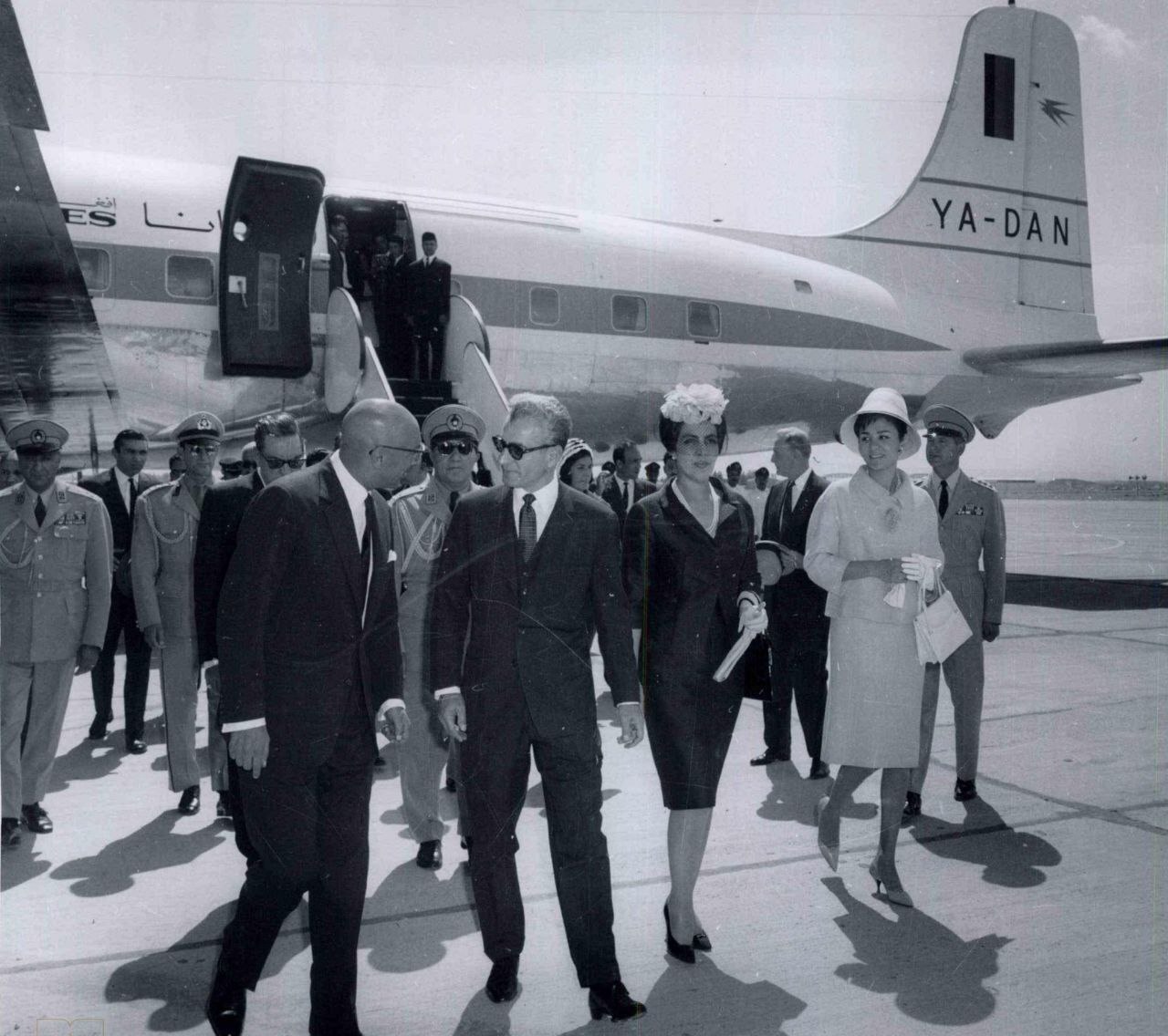 عکس/ استقبال از پادشاه افغانستان و همسرش ۶۲ سال پیش در فرودگاه مهرآباد