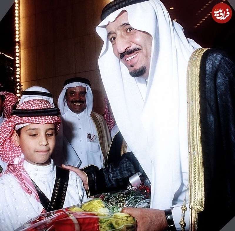 عکس/ محمد بن سلمان ولیعهد عربستان در ۱۱ سالگی در کنار پدرش