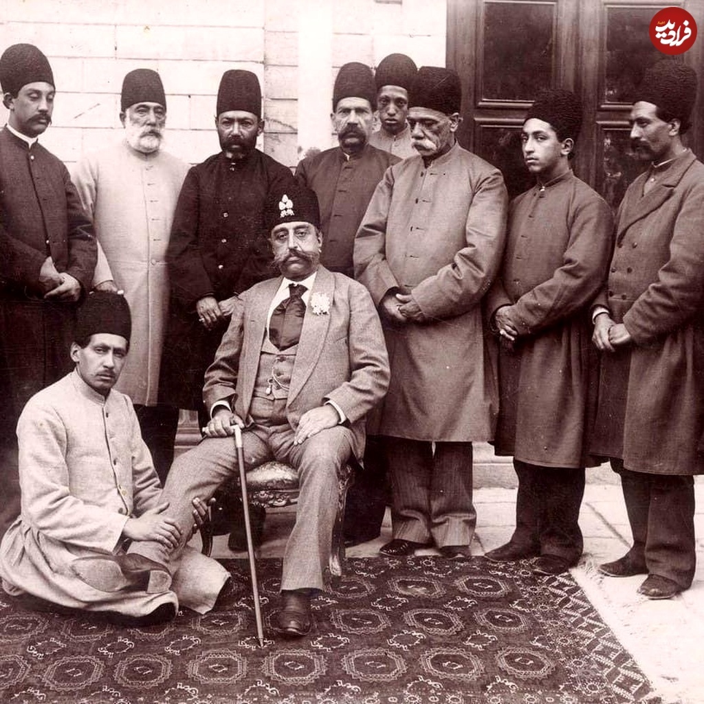 ماساژ دادن پای مظفرالدین شاه توسط یکی از خدمتگزاران