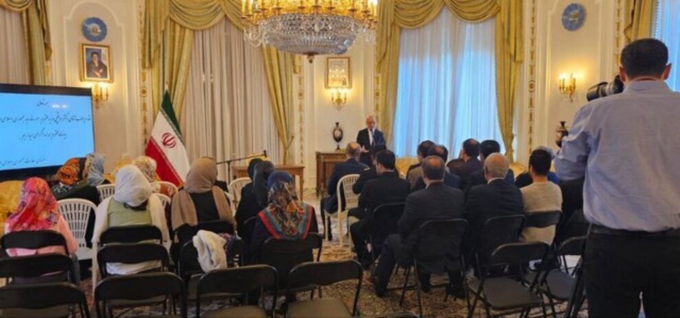 دیدار عراقچی با خانوادههای دیپلماتهای ایرانی در رم دیدار عراقچی با خانوادههای دیپلماتهای ایرانی در رم