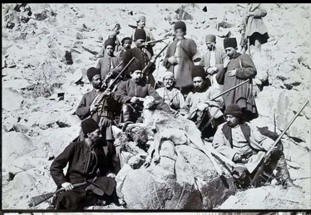 تعدادی از ملازمان ناصرالدین شاه در شکارگاه و بالای سر شکارها