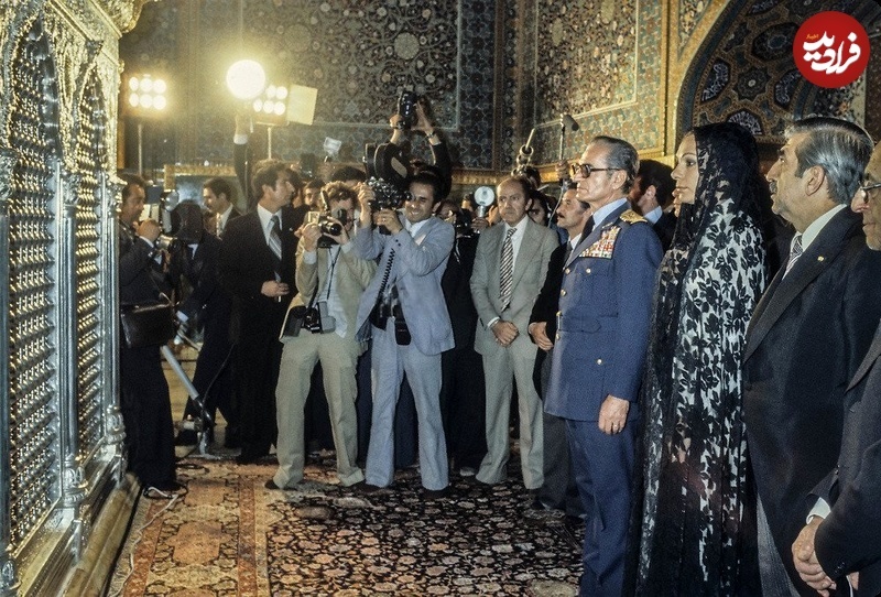 عکس/ بازدید فرح و محمدرضا پهلوی از حرم امام رضا ۴۷ سال پیش
